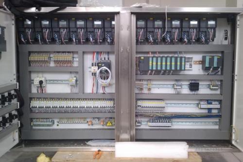PLC控制柜內(nèi)部 PLC控制柜內(nèi)部